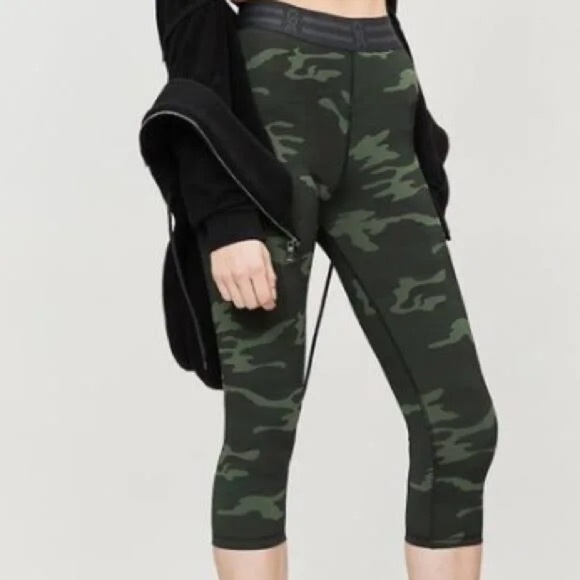 Good American Camo Performance Capri Leggings
Size 0 | Green Camo | NWOT - Picture 2 of 7